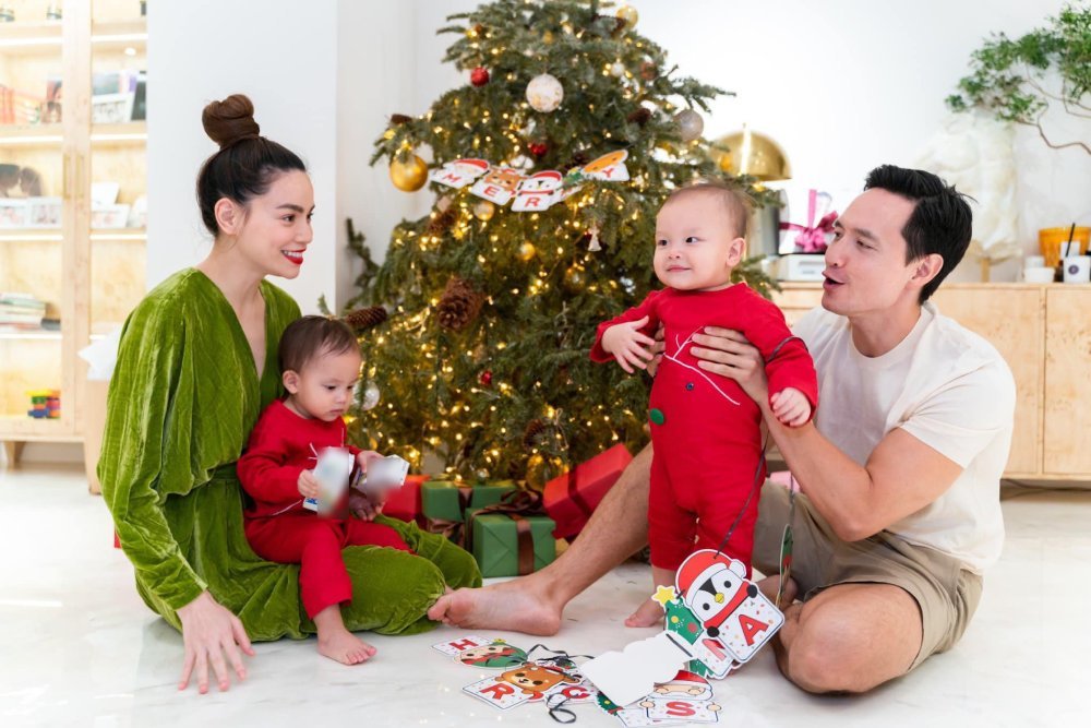  
Hai con của Hà Hồ cùng nhau chụp ảnh Giáng sinh với bố mẹ. (Ảnh: FB Ho Ngoc Ha) - Tin sao Viet - Tin tuc sao Viet - Scandal sao Viet - Tin tuc cua Sao - Tin cua Sao
