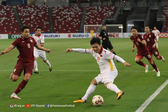  
Trong trận đấu với ĐT Thái Lan vào ngày 26/12, cầu thủ trẻ Quang Hải đã khiến nhiều người ấn tượng với trình độ của mình. (Ảnh: Sài Gòn Giải Phóng)