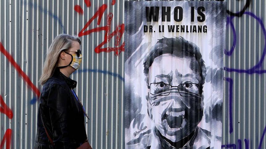  
Những bức hình tưởng nhớ bác sĩ Lý Văn Lượng được treo trên các con phố. (Ảnh: Reuters)