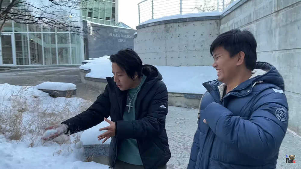 Khoa Pug và Vương Phạm vui chơi khá vui vẻ trong video mới nhất của nam YouTuber. (Ảnh: Chụp màn hình video Khoa Pug)