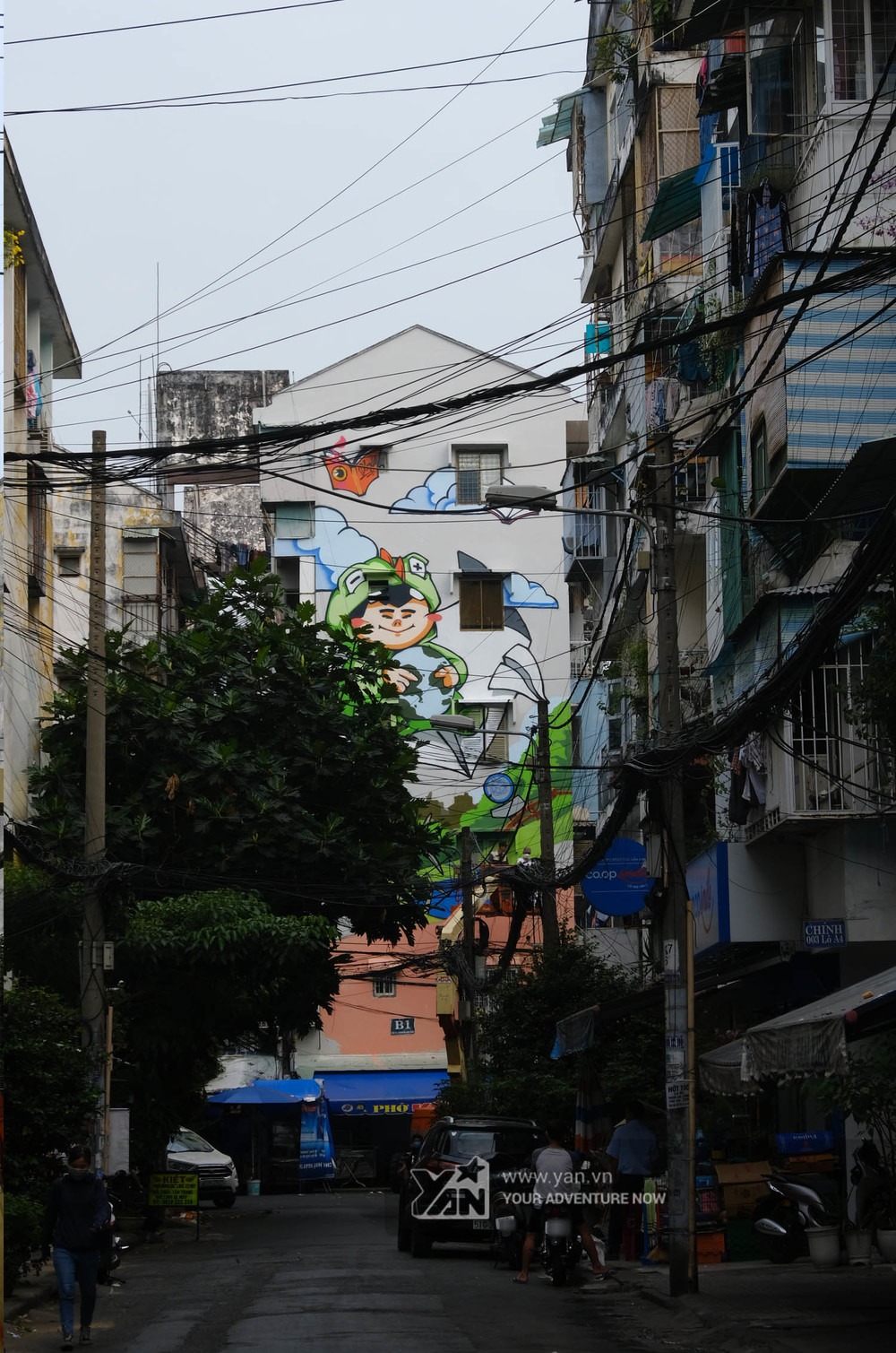  
Con hẻm dẫn vào khu vực bức tranh siêu lớn trên đường Nguyễn Đình Chiểu.