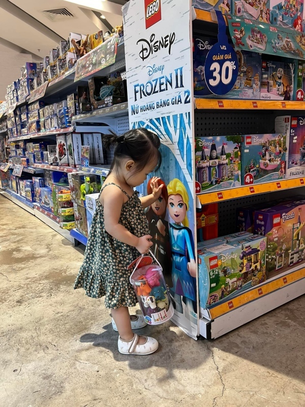  
Suchin dạo quanh khu đồ chơi, bày tỏ sự thích thú và hiếu động với những đồ vật nhìn thấy. (Ảnh: Facebook Nguyen Quoc Cuong)