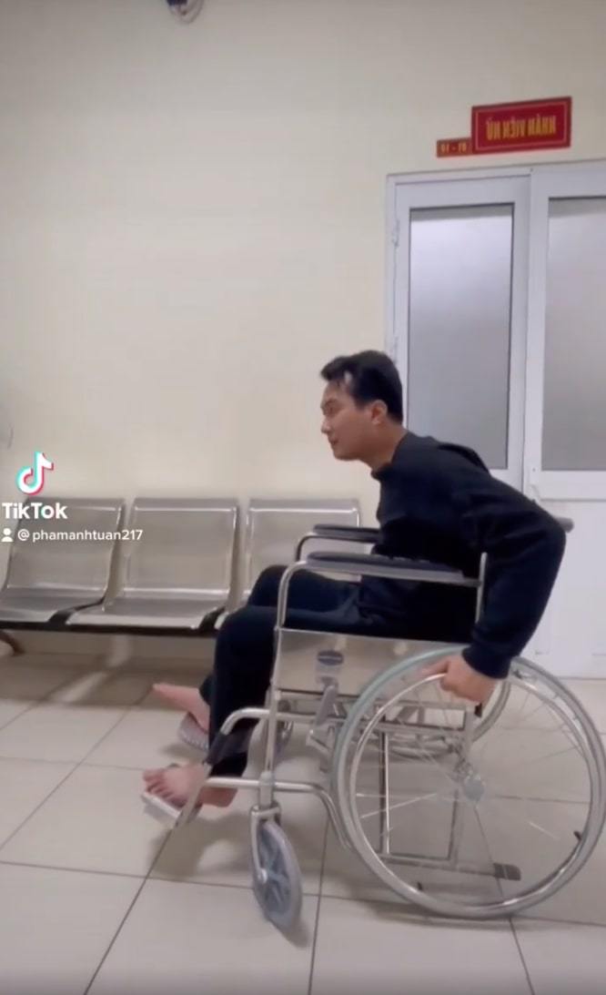  
Anh Tuấn phải ngồi xe lăn sau khi chấn thương. (Ảnh: Cắt từ clip) - Tin sao Viet - Tin tuc sao Viet - Scandal sao Viet - Tin tuc cua Sao - Tin cua Sao