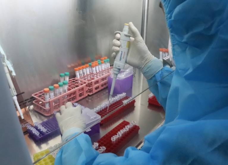  
Nhân viên y tế tiến hành giải trình tự gene mẫu bệnh phẩm của ca mắc Covid-19. (Ảnh: Hà Nội Mới)