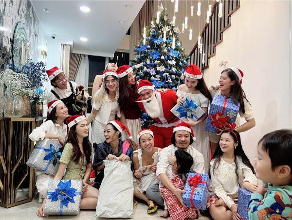  
Vợ chồng bà trùm Hoa hậu Kim Dung tổ chức tiệc Giáng Sinh cho các dàn hậu. (Ảnh: FB Phạm Kim Dung)