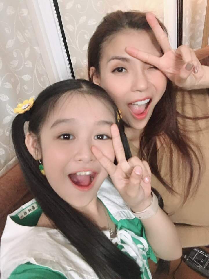  
Thúy Diễm cũng thường tạo dáng nhắng nhít khi selfie cùng "con gái rượu". (Ảnh: FB Lê Huỳnh Bảo Ngọc)