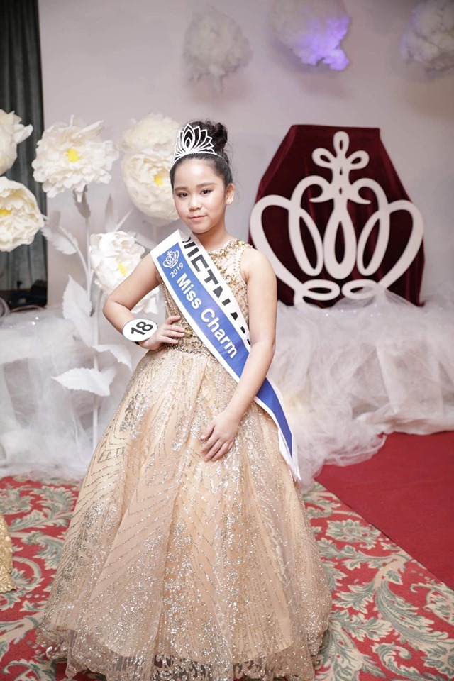  
Huyền Diệu thời điểm đăng quang Hoa hậu nhí thanh lịch năm 11 tuổi.