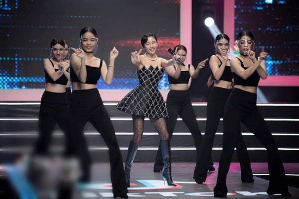  
Khi trình diễn trên sân khấu, Văn Mai Hương chuộng thiết kế váy ngắn bắt mắt nhưng để lộ chân gầy khẳng khiu. (Ảnh: FB Văn Mai Hương)