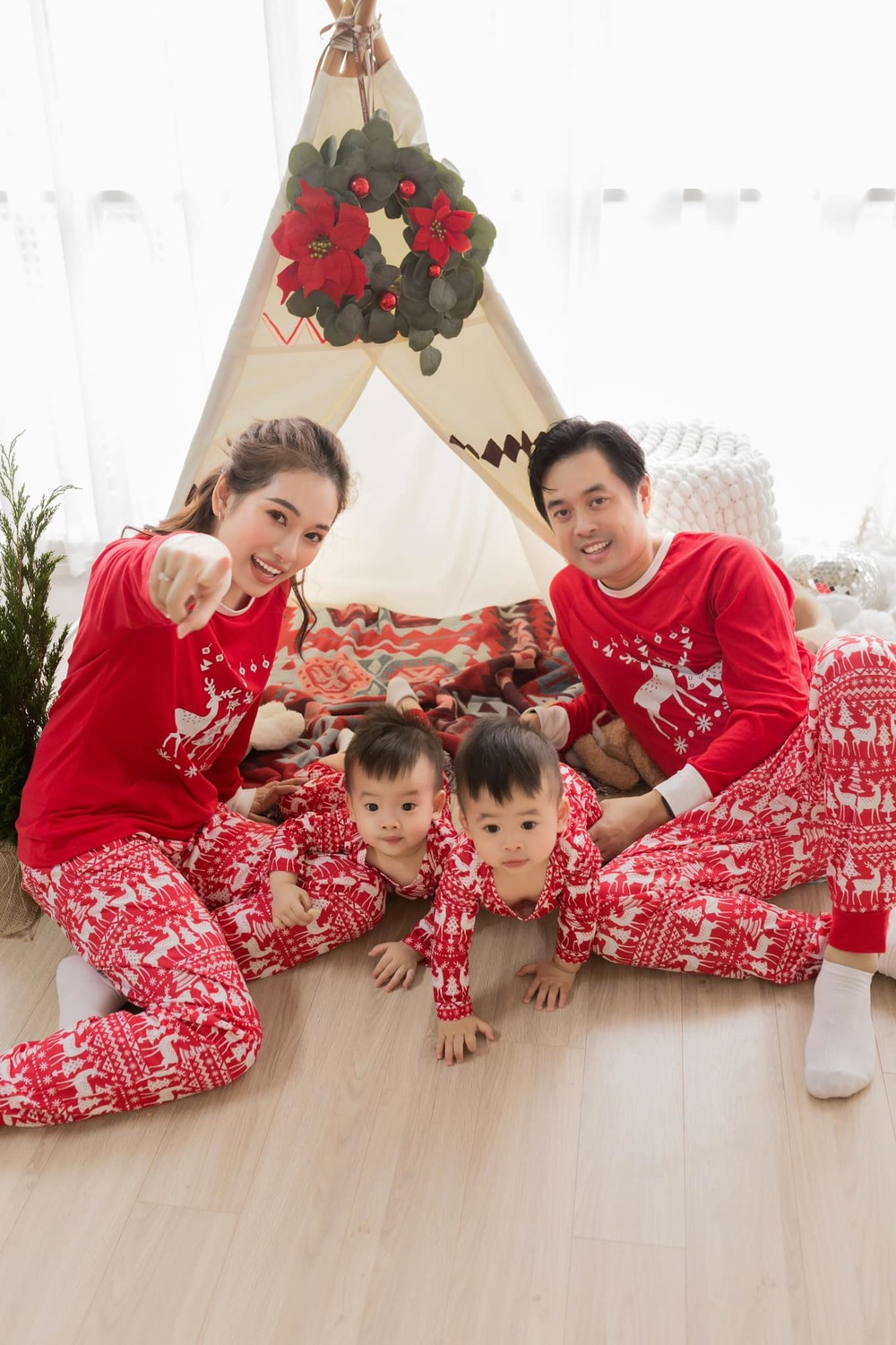   
Hình ảnh gia đình Dương Khắc Linh trong dịp Giáng sinh. - Tin sao Viet - Tin tuc sao Viet - Scandal sao Viet - Tin tuc cua Sao - Tin cua Sao