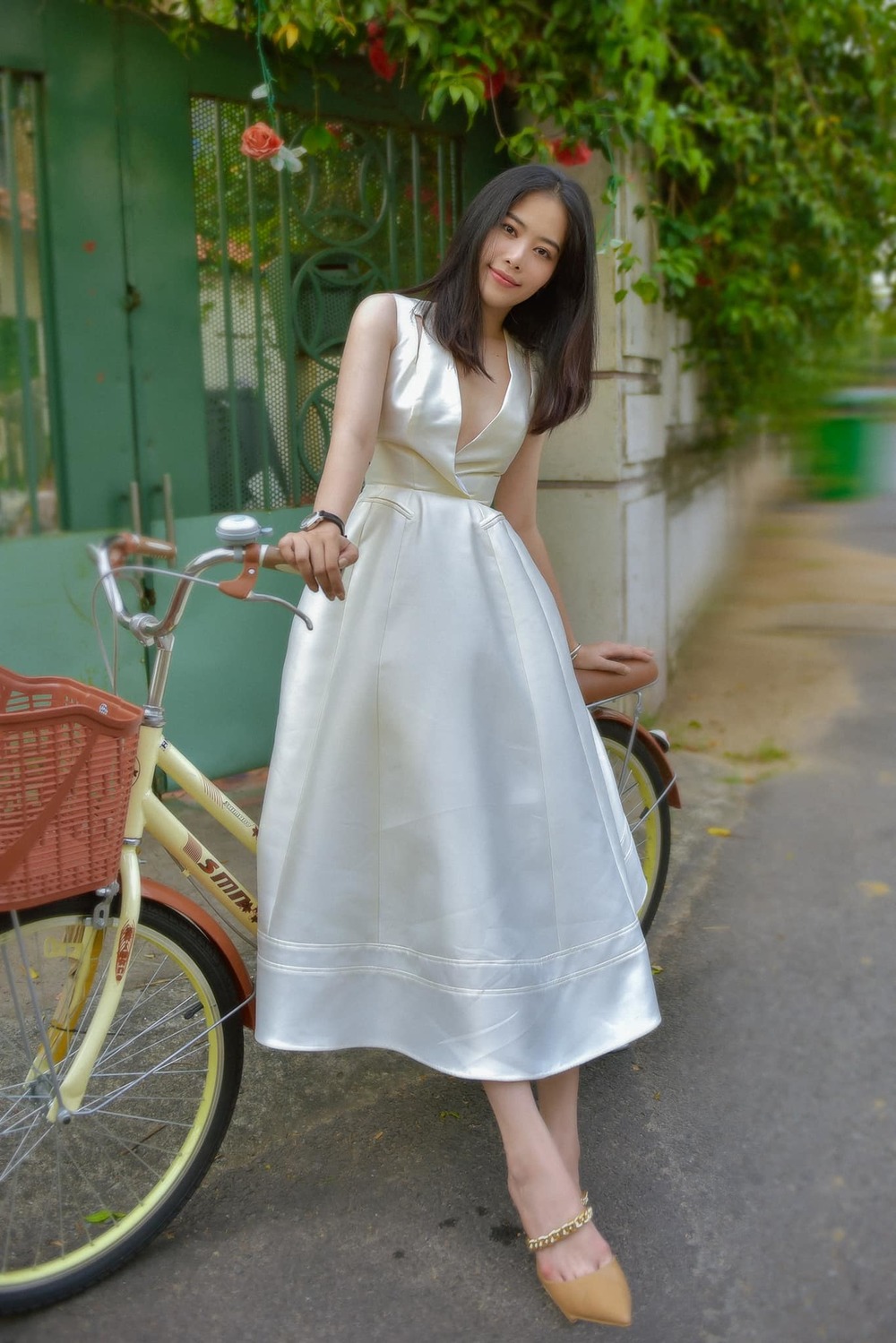  
Cô nàng hóa nhẹ nhàng, mong manh với các mẫu đầm trắng khi ra đường. (Ảnh: FB Nguyễn Lệ Nam Em)