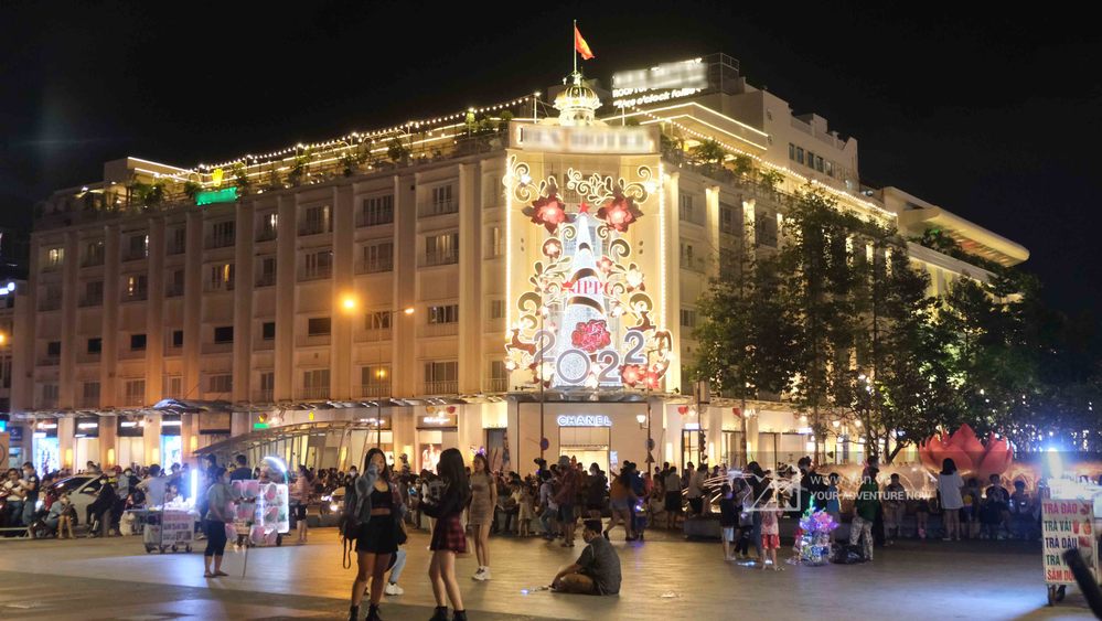 Người Sài Gòn đi chơi trước thềm Noel năm 2021.
