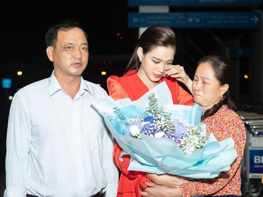  
Khoảnh khắc bố mẹ tiễn nàng hậu đi thi Miss World 2021. (Ảnh: Ngoisao.net)
