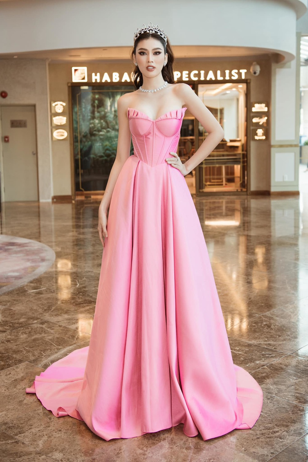  
Chiếc đầm hồng style "công chúa" của NTK Lê Ngọc Lâm giúp Á hậu chiếm vị trí trung tâm của sự kiện. (Ảnh: FB Lê Ngọc Lâm)