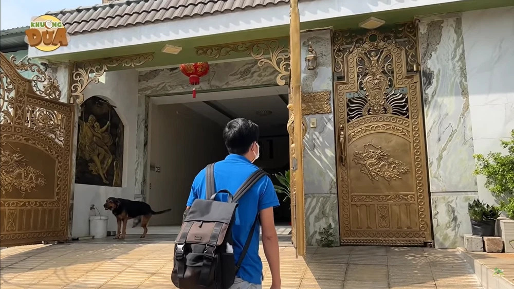  
Cổng biệt thự vô cùng hoành tráng với những đường nét thiết kế tinh xảo và có giá trị ngang ngửa một ngôi nhà khác. (Ảnh: Khương Dừa) - Tin sao Viet - Tin tuc sao Viet - Scandal sao Viet - Tin tuc cua Sao - Tin cua Sao