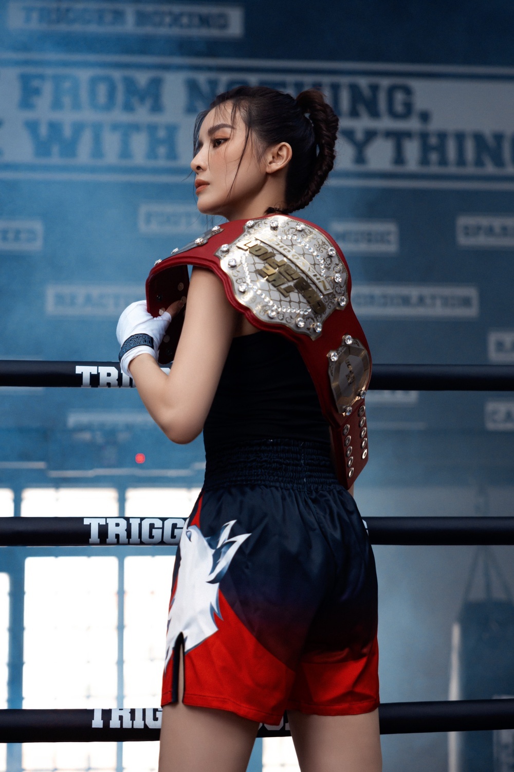  
Cô dành hết sức lực với trận đấu boxing.