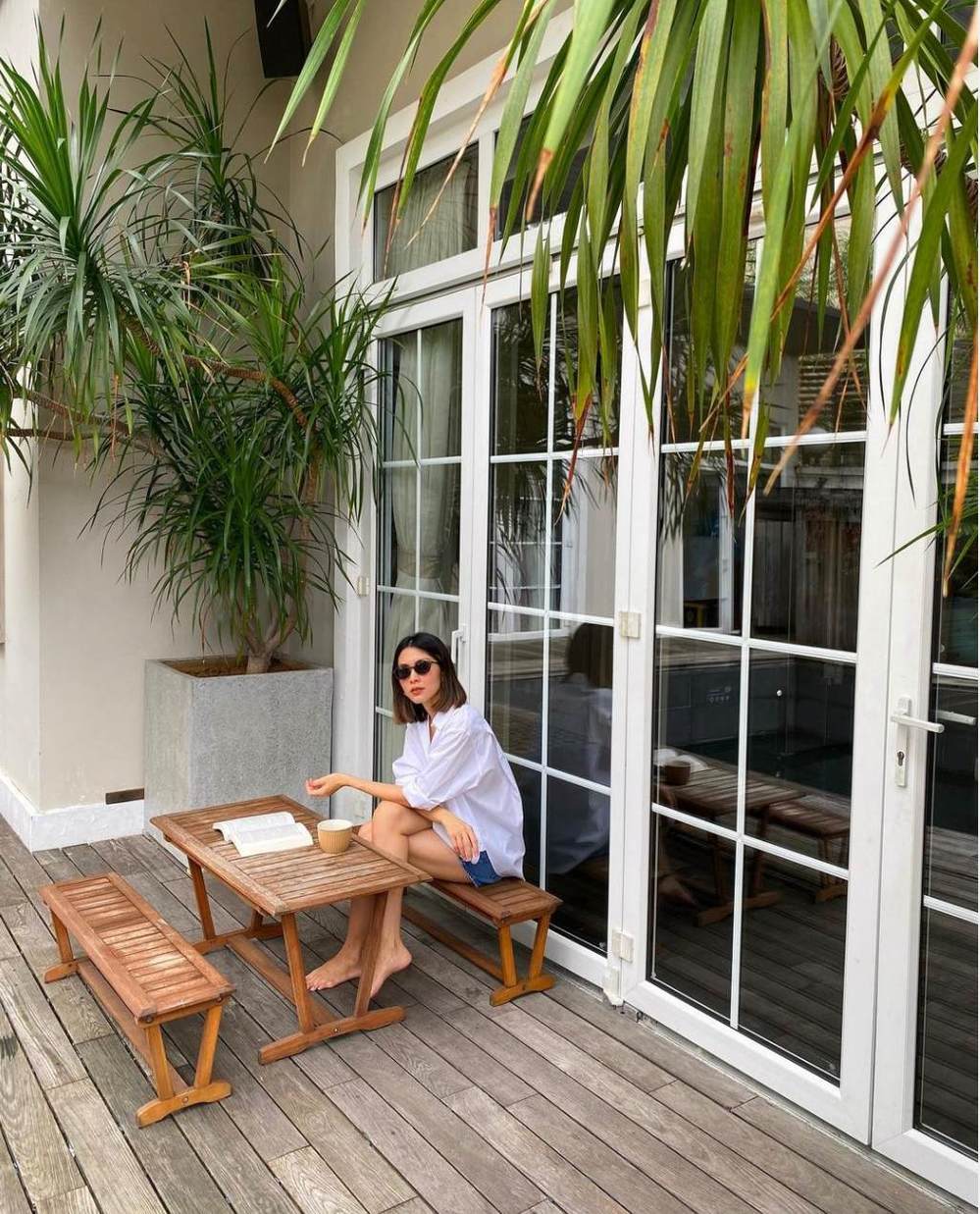  Tăng Thanh Hà khoe một góc chụp tại nhà với outfit đơn giản nhẹ nhàng nhưng visual "đỉnh" khỏi bàn. (Ảnh: Instagram Tang Thanh Ha)