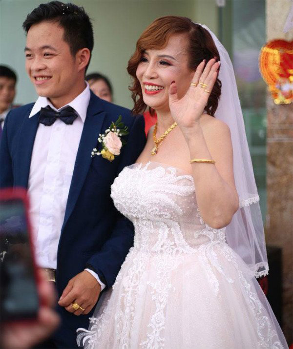  
Đám cưới của cô Thu Sao và chồng trẻ từng gây sốt mạng xã hội. (Ảnh: FBNV)