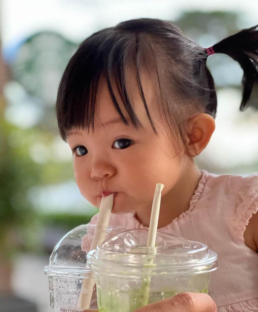  
Vì cố uống nước bằng chiếc ống hút cỡ lớn nên Suchin càng thêm "bồi đắp" độ phúng phính cho chiếc má "thương hiệu". (Ảnh: Instagram suchin_baby)