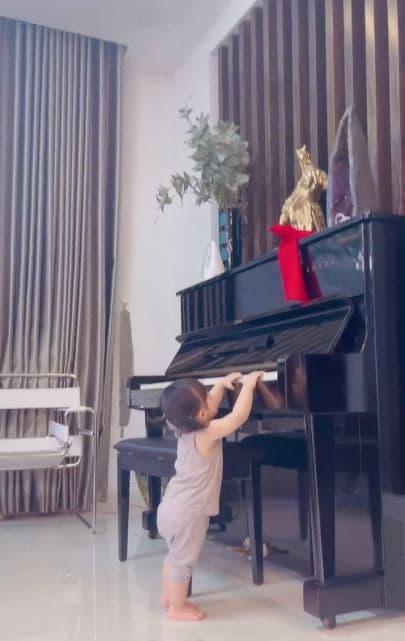  
Con gái Đông Nhi thích thú với chiếc đàn piano. (Ảnh: Chụp từ FB Ông Cao Thắng) - Tin sao Viet - Tin tuc sao Viet - Scandal sao Viet - Tin tuc cua Sao - Tin cua Sao