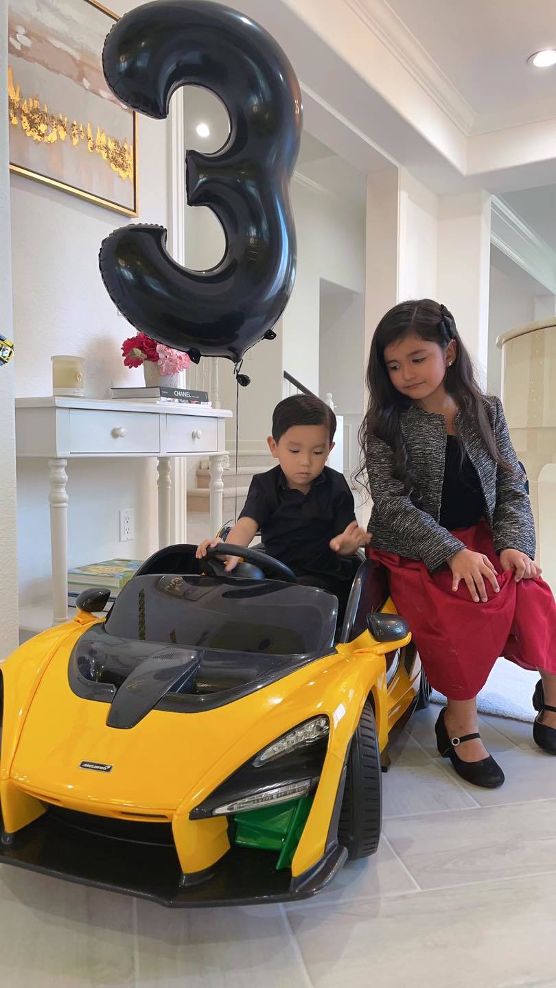  
Khoảnh khắc con trai Phạm Hương và người bạn của mình cùng nhau khám phá chiếc "siêu xe" mới. (Ảnh: FB Hoa hậu Phạm Hương)