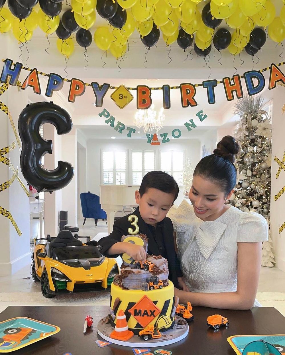  
Phạm Hương hạnh phúc nhìn con trai chơi với chiếc bánh sinh nhật. (Ảnh: FB Hoa hậu Phạm Hương)