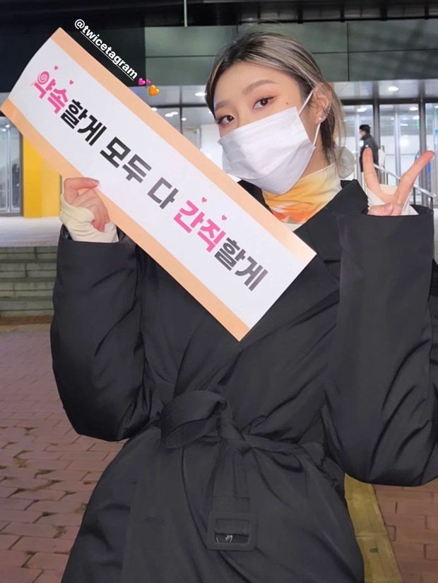  
Lee Jung (YGX) cầm bảng cổ vũ check-in trước nơi diễn ra sự kiện. (Ảnh: Kbizoom)