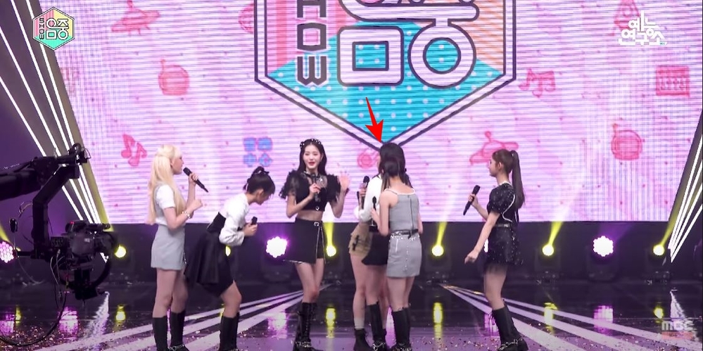  
Yujin ôm chào Minju ở sân khấu encore Music Core. (Ảnh: MBC)