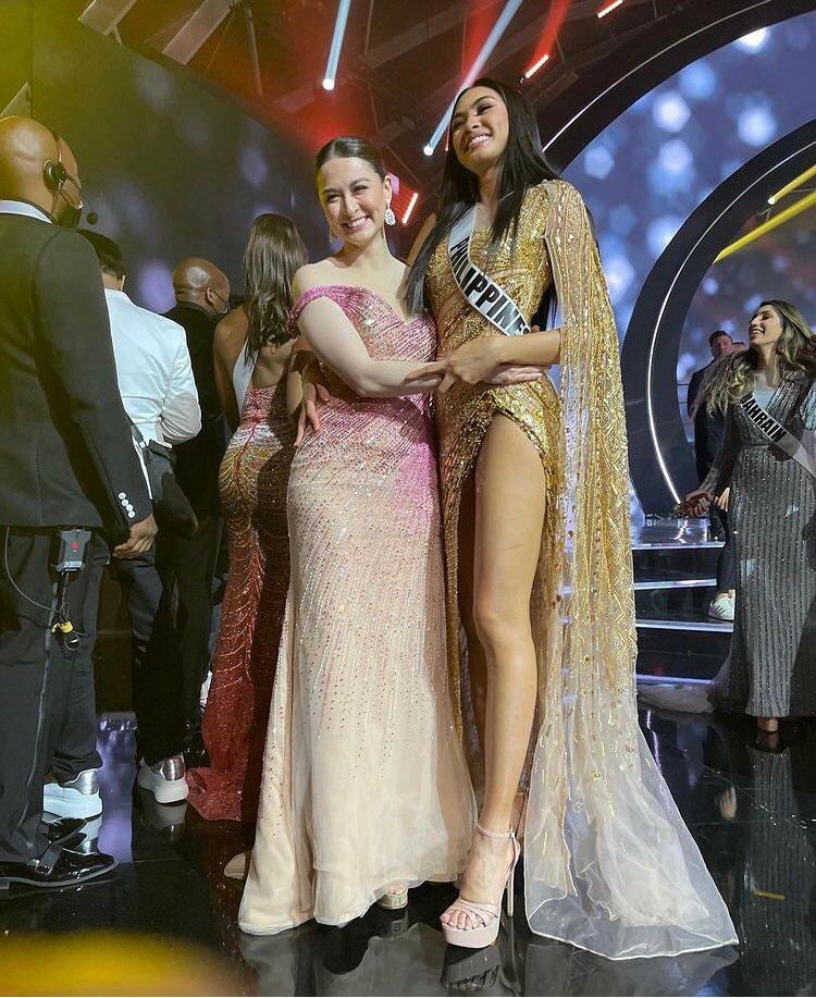  
Nữ diễn viên (trái) chụp ảnh cùng đại diện nước nhà tham dự Miss Universe năm nay. (Ảnh: FB Marian Rivera)