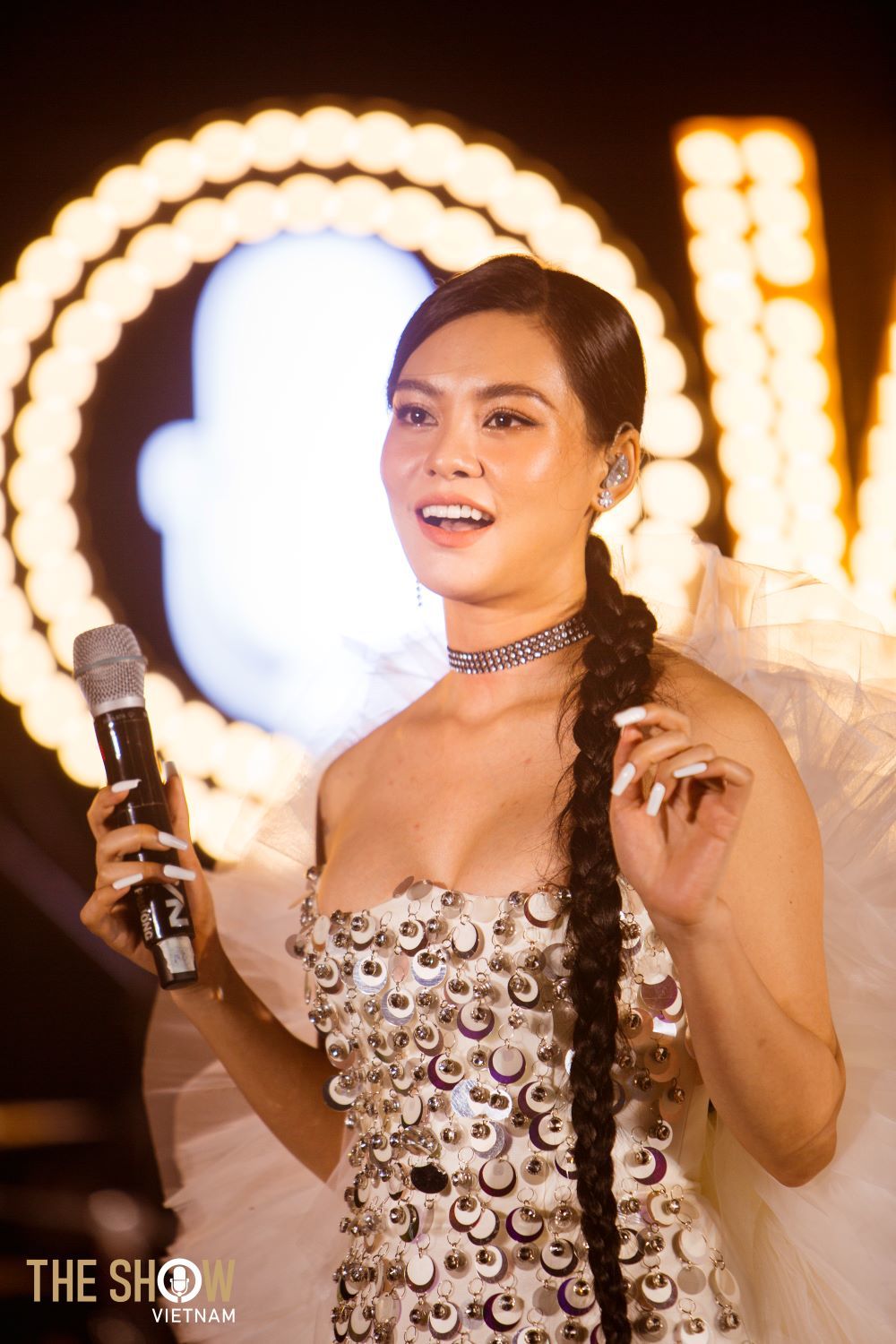  
Bùi Lan Hương mang đến cho khán giả ca khúc Ngày Chưa Giông Bão phiên bản Pop/ Ballad.