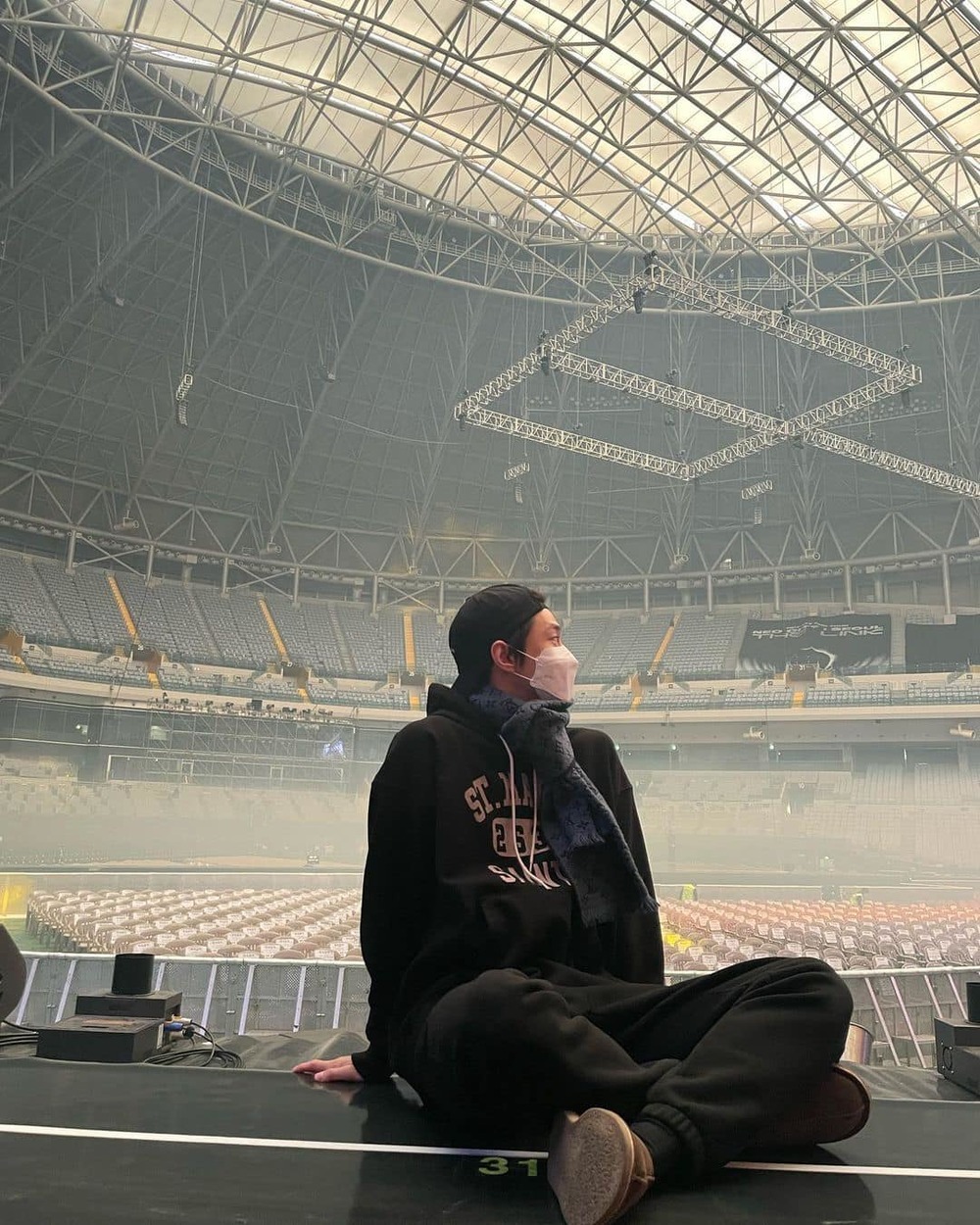  
Doyoung check-in tại sân vận động nơi diễn ra concert. (Ảnh: Instagram do0_nct)