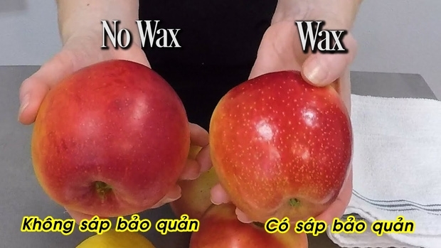  
Hình ảnh so sánh giữa 2 quả táo khi có và không phủ sáp bảo quản. (Ảnh: Warosu)