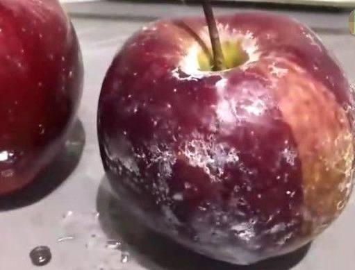  
Quả táo sau khi trôi đi lớp màu trắng cũng không còn màu đỏ tươi như trước. (Ảnh: Sina)