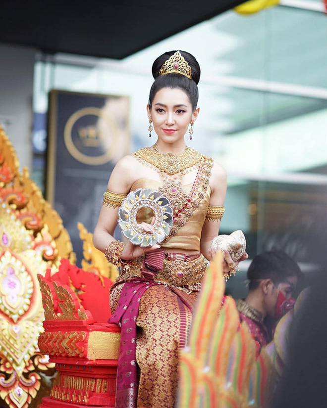  
Cô từng được làm "nữ thần Thungsa" trong lễ hội té nước ở Thái Lan. (Ảnh: Thai Culture to the World)