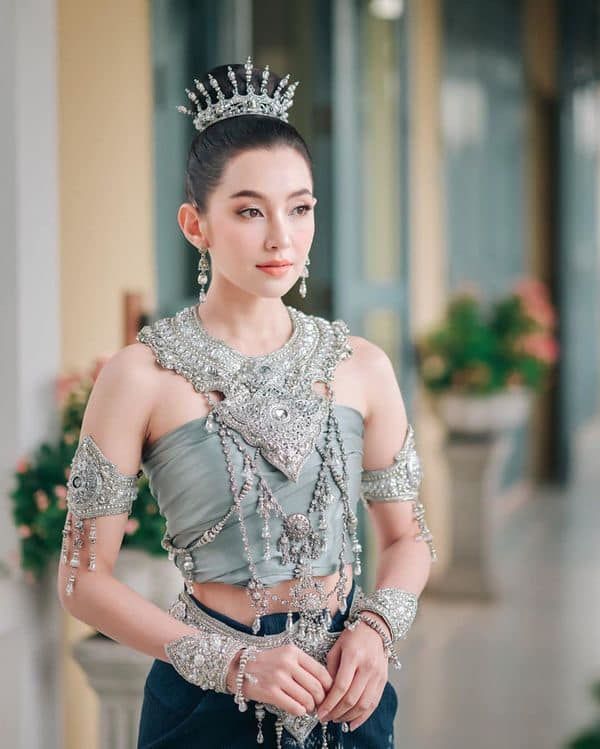  
Bella - minh tinh ở xứ sở chùa vàng được nhận xét có nhiều nét tương đồng với Tân Miss Grand International. (Ảnh: Thai Culture to the World)