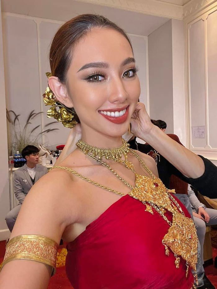  
Hình ảnh búi tóc thấp, trang điểm và đeo phụ kiện hệt gái Thái của Thùy Tiên. (Ảnh: Instagram tienng12)
