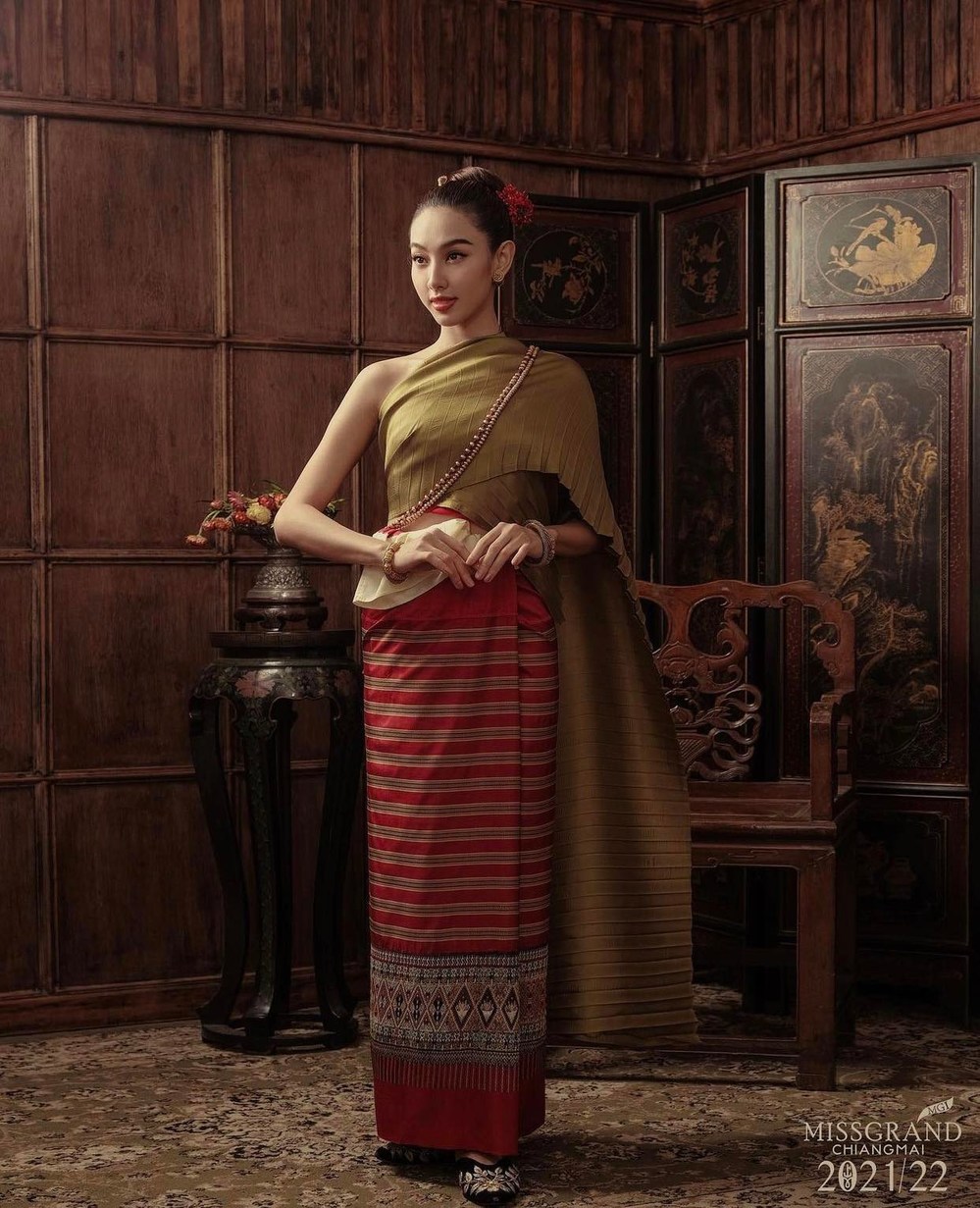  
Chụp ảnh trong bối cảnh những ngôi nhà truyền thống của Thái Lan càng làm Thùy Tiên quý tộc, thu hút hơn. (Ảnh: Instagram tienng12)