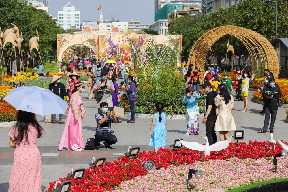 
Mọi người đeo khẩu trang khi tham gia hoạt động nơi đông người ngày đầu năm mới ở đường hoa Nguyễn Huệ. (Ảnh: Kinh Tế Và Du Lịch)