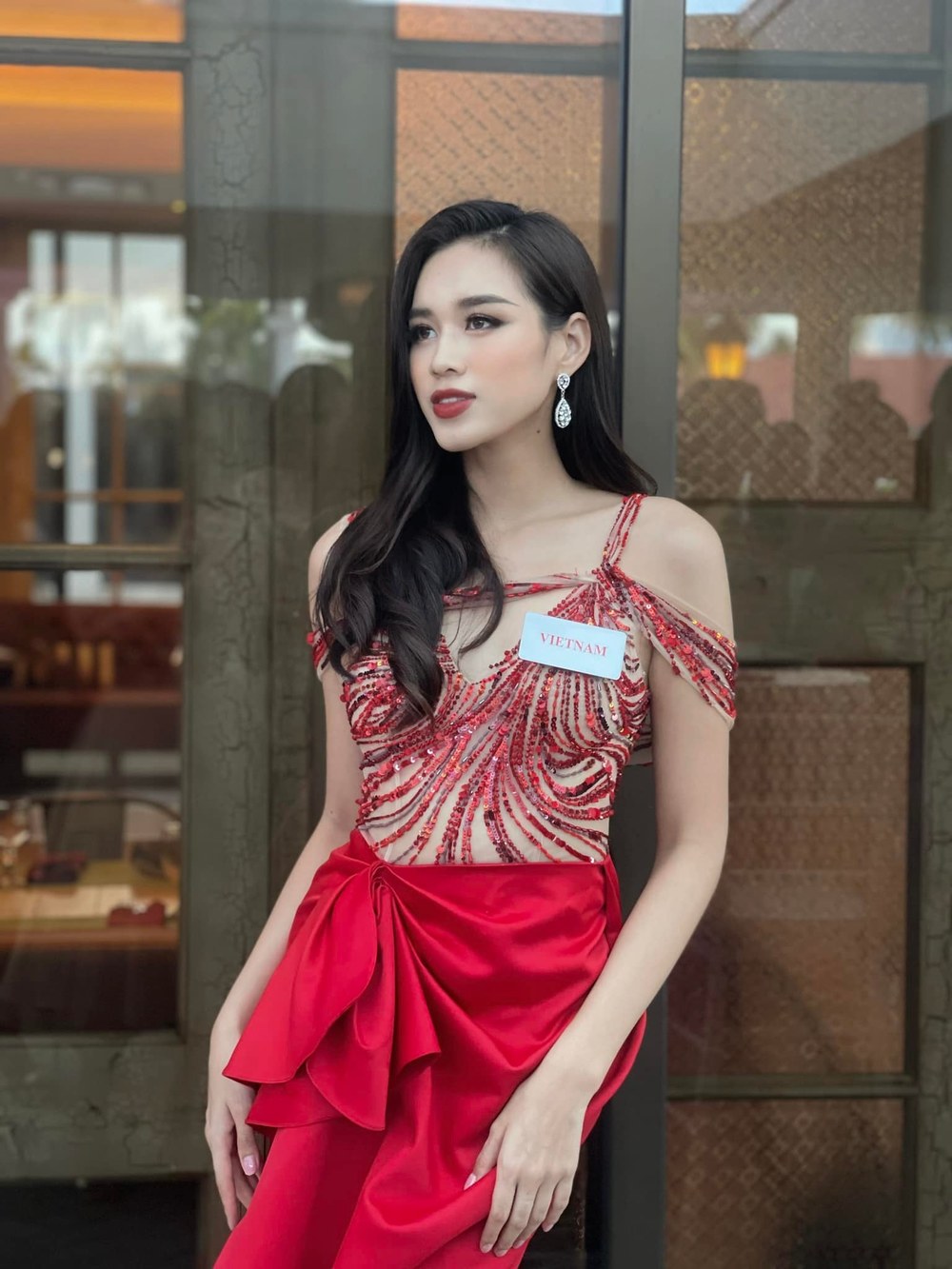 Đỗ Thị Hà diện váy đỏ rực rỡ, đọ sắc đương kim Hoa hậu Miss World