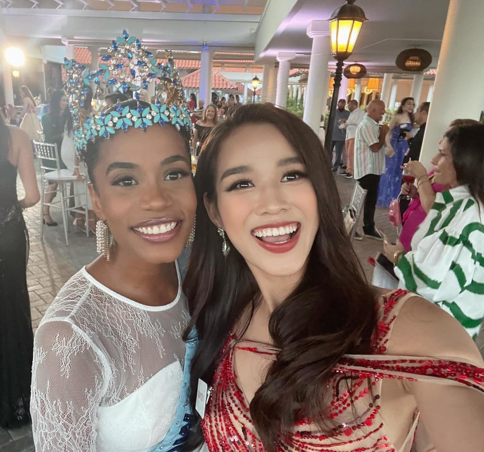  
Đỗ Thị Hà vui vẻ chụp ảnh kỷ niệm cùng đương kim Miss World. (Ảnh: FBNV)