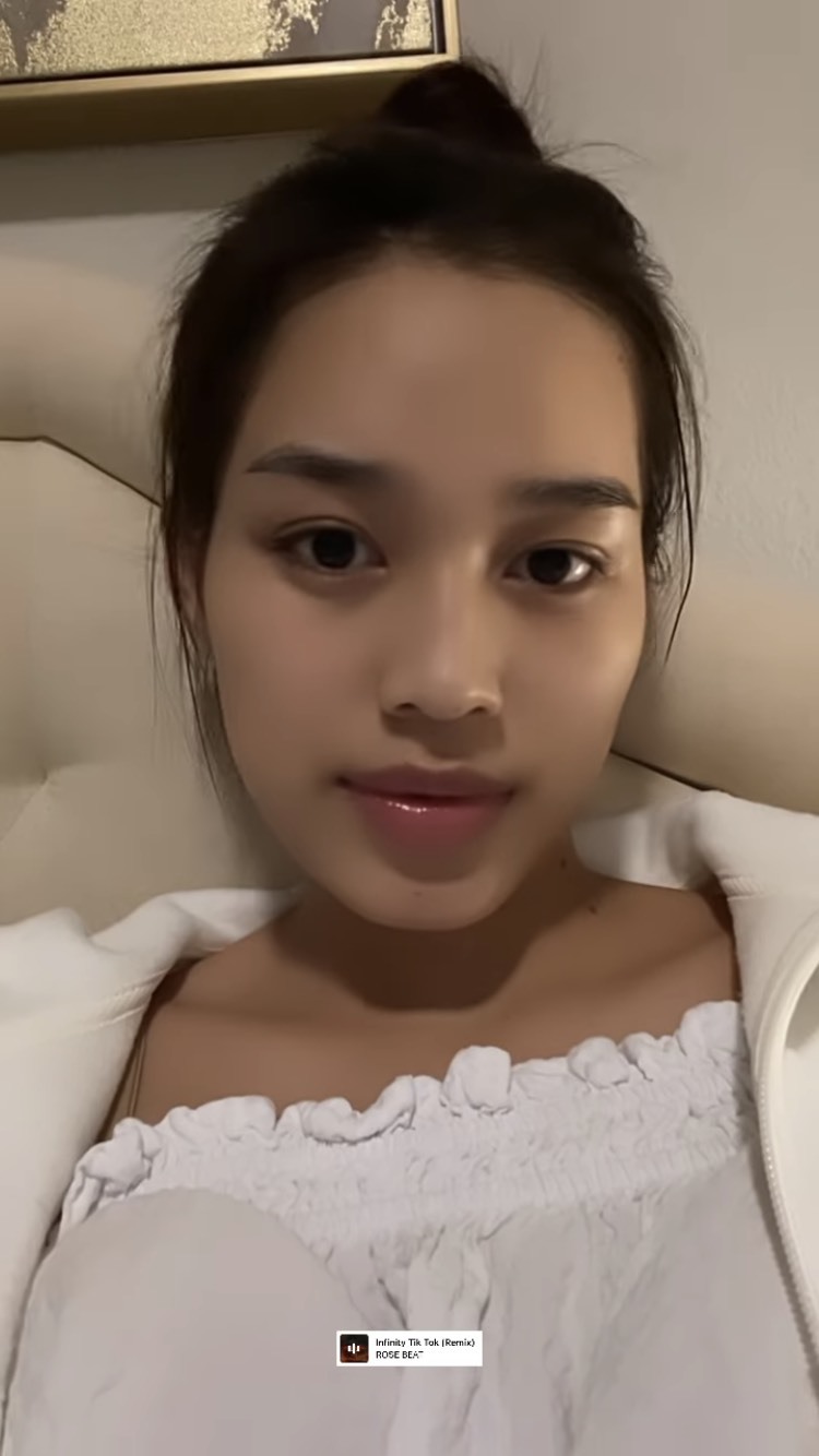  
Hoa hậu Đỗ Thị Hà "đốn tim" netizen bởi gương mặt không son phấn. (Ảnh: Chụp màn hình FB Đỗ Thị Hà)