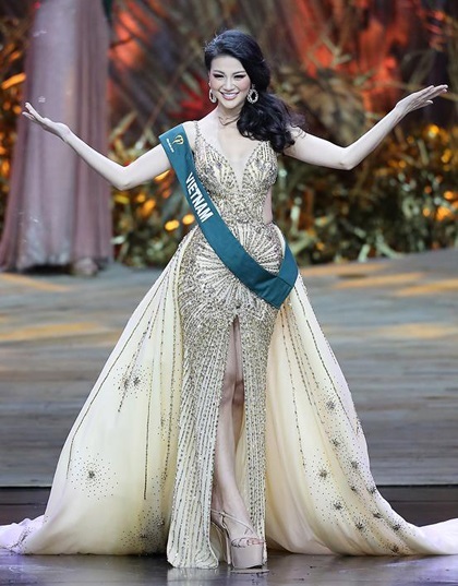  
Phương Khánh sải bước trên sân khấu Miss Earth đầy quyền lực. (Ảnh: FB Venus Beauty Queen)