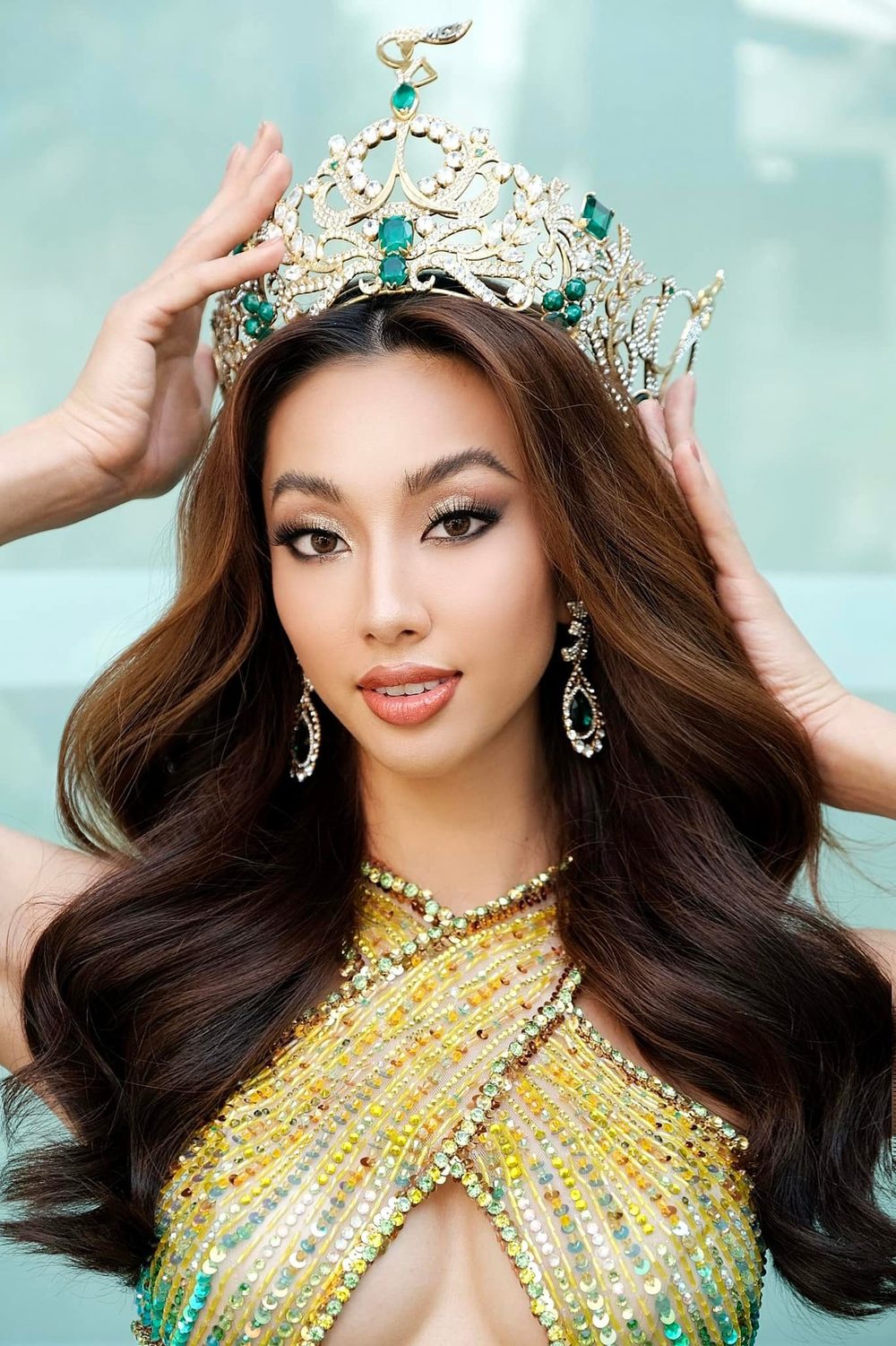  
Đôi hoa tai ngọc lục bảo đầy sang chảnh và quyền lực của Thùy Tiên. (Ảnh: Facebook Miss Grand International)