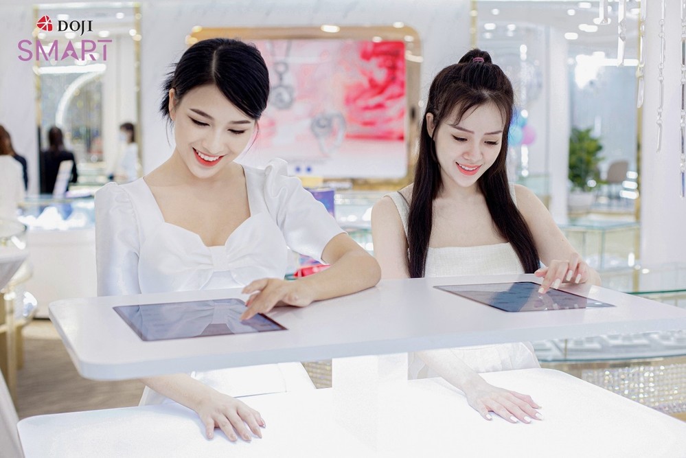 Giới trẻ Đà Nẵng thích thú trải nghiệm Wonder Touch để lựa chọn món trang sức phù hợp