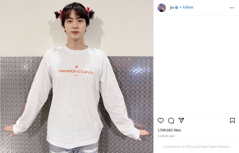  
Jin "tấu hài" trên Instagram khiến khán giả không nhịn được cười. (Ảnh: Instagram jin)