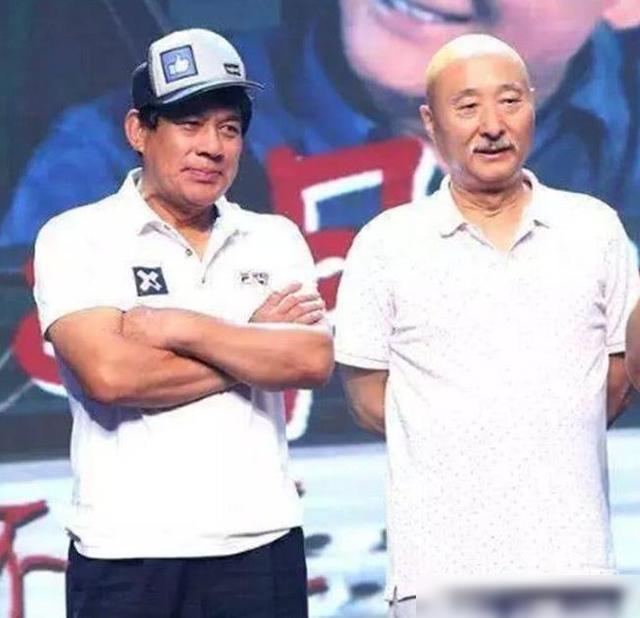  
Trần Bội Tư và bạn diễn cũ cùng nhau đứng trên sân khấu sau nhiều năm gặp rắc rối, bị CCTV cấm. (Ảnh: Baidu)