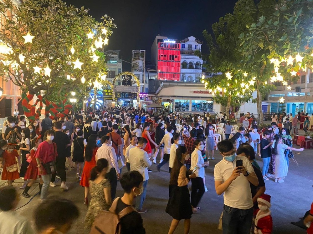 Khung cảnh người dân đi chơi Noel ở Sài Gòn. (Ảnh: Dân Trí)