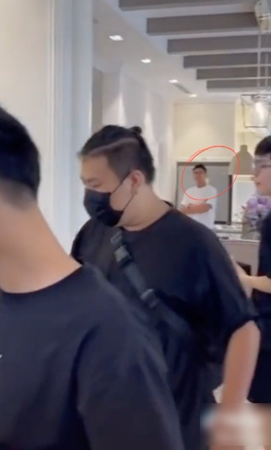  
Trong hậu trường quay vlog của Hương Giang, Matt Liu xuất hiện một cách chớp nhoáng. (Ảnh: 2sao) 