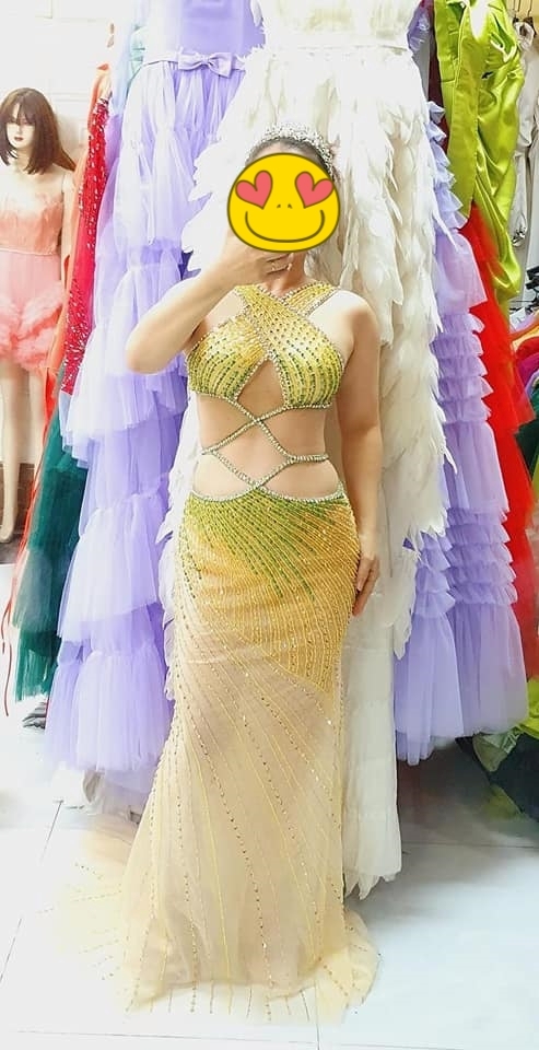  
Chiếc váy The Crown Dress của Thùy Tiên được nhái lại rất chi tiết. (Ảnh: Facebook World Press)