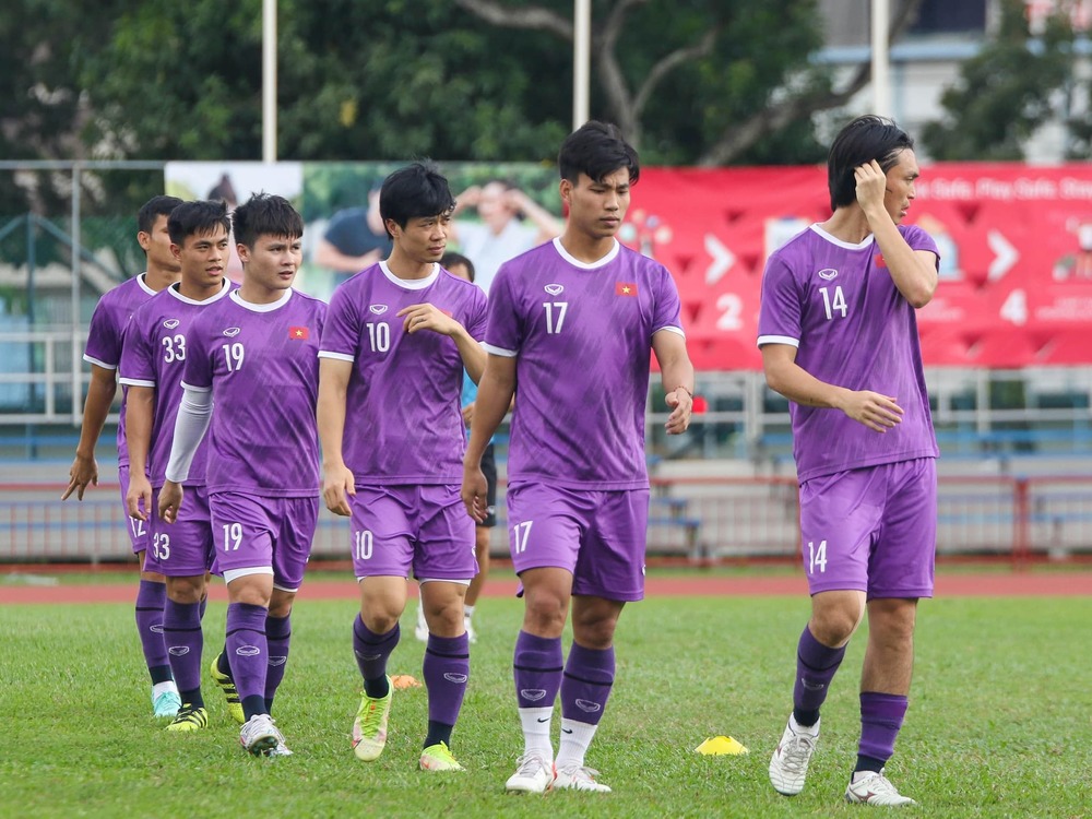 Các cầu thủ trong buổi tập trước trận bán kết gặp Thái Lan. (Ảnh: VFF)