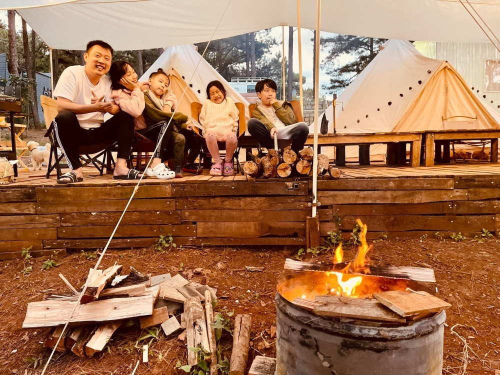  
Gia đình Ốc Thanh Vân dựng lều ngoài trời, đốt lửa để giữ ấm. (Ảnh: Facebook Phạm Thị Thanh Vân)